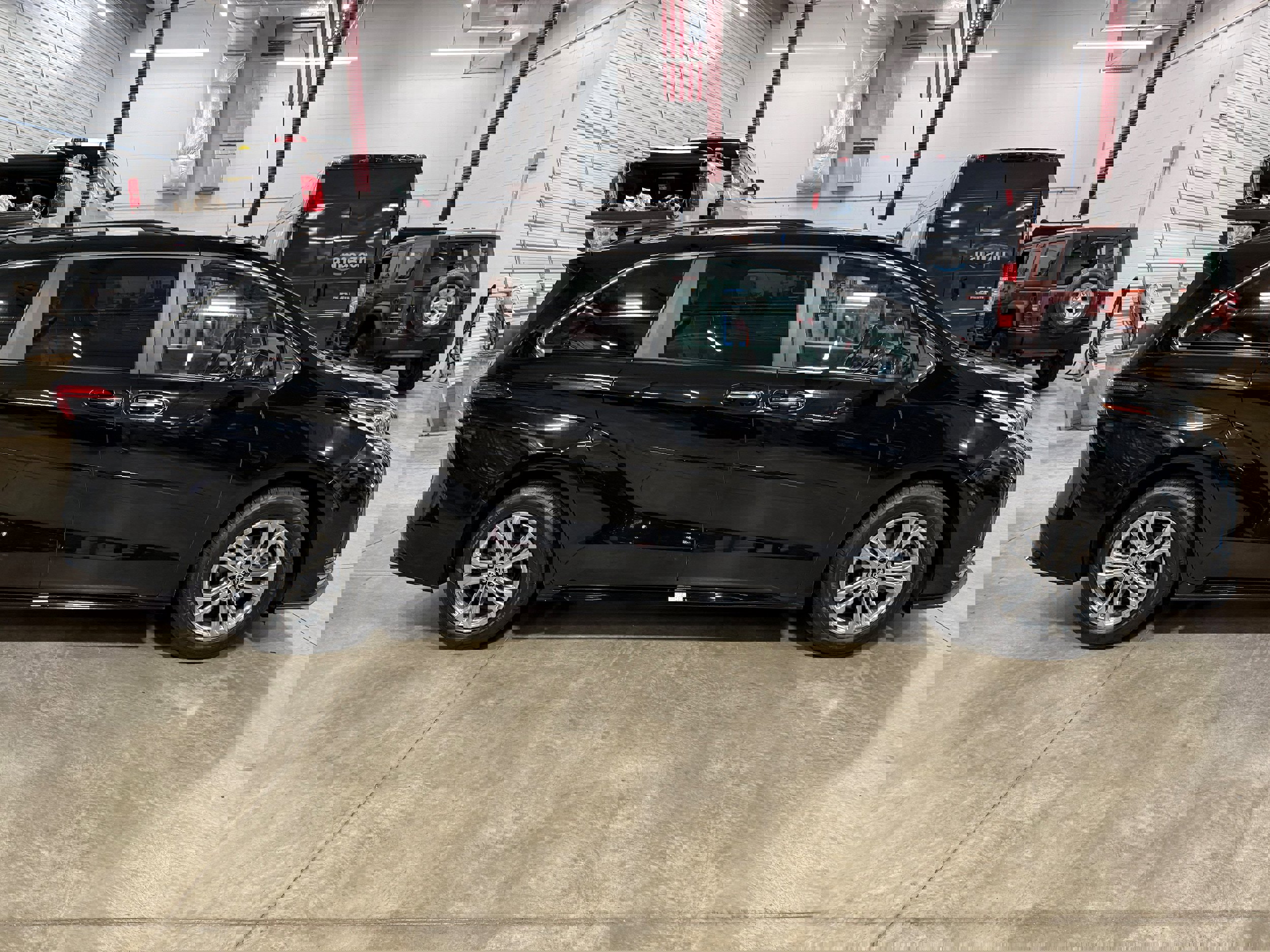 Used 2022 Toyota Sienna XSE w/ XSE Plus Package image 3