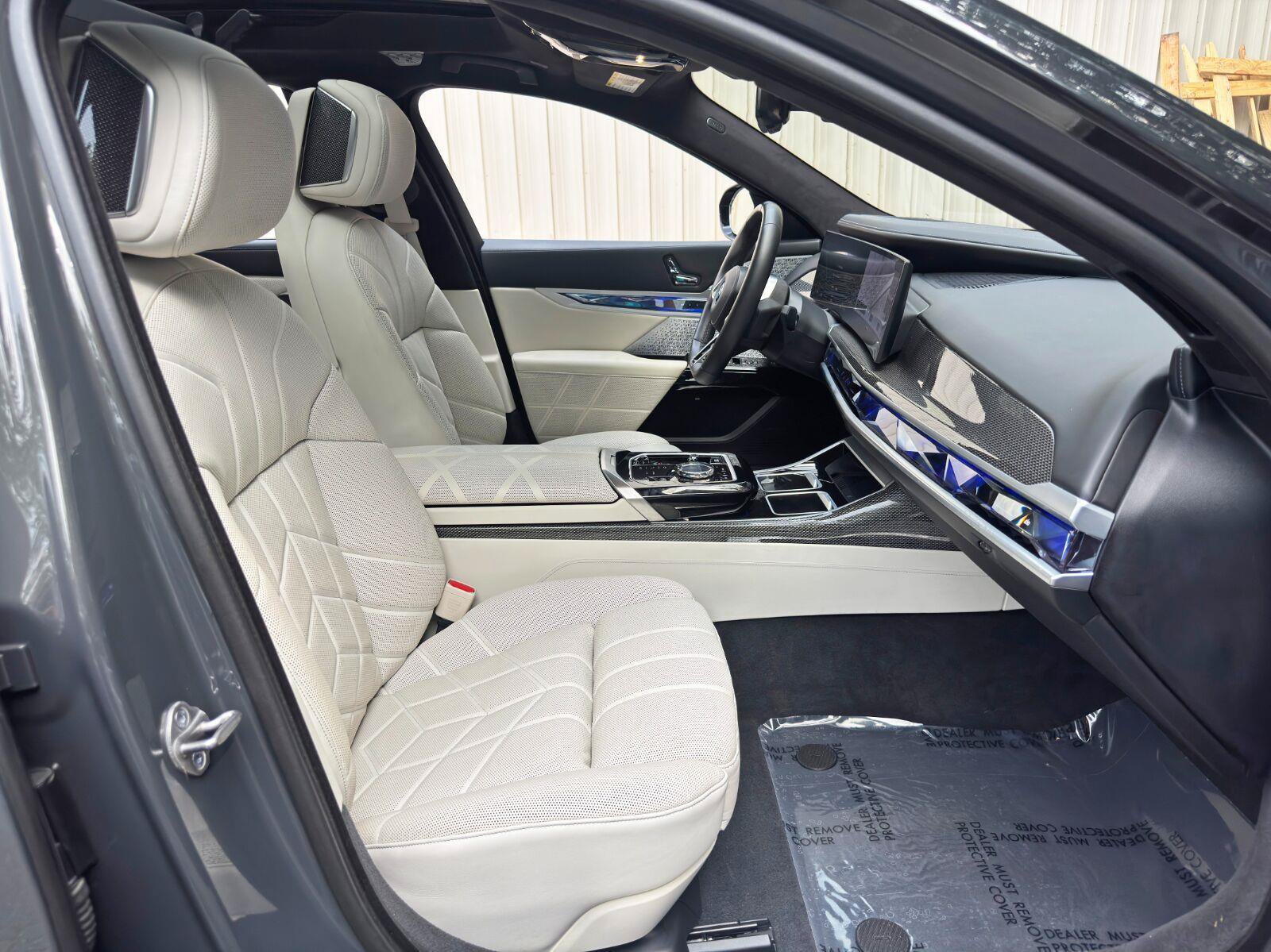 Used 2023 BMW i7 xDrive60 w/ Executive Package 2 AWD/4WD image 14