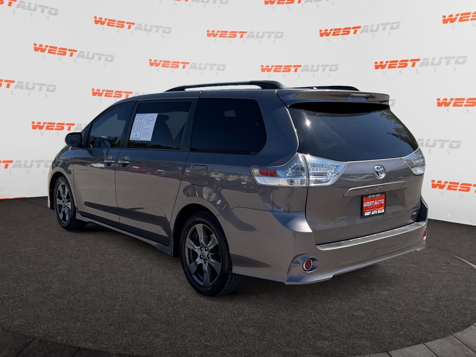Used 2017 Toyota Sienna SE w/ SE Preferred Package FWD image 3