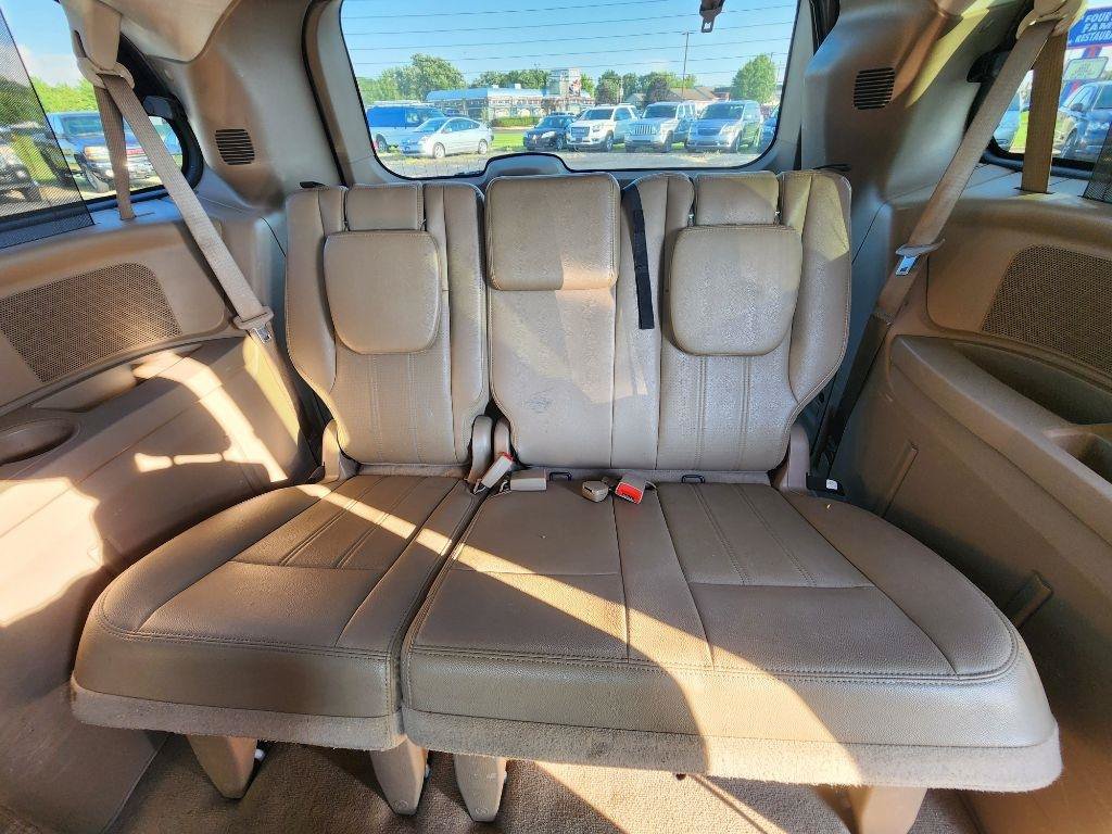 Used 2016 Chrysler Town & Country Touring-L FWD image 21