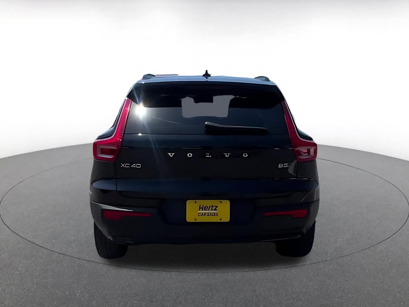 Used 2024 Volvo XC40 B5 Core image 11