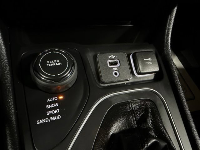 Used 2022 Jeep Cherokee Latitude Lux w/ Mopar Interior Package AWD/4WD image 15