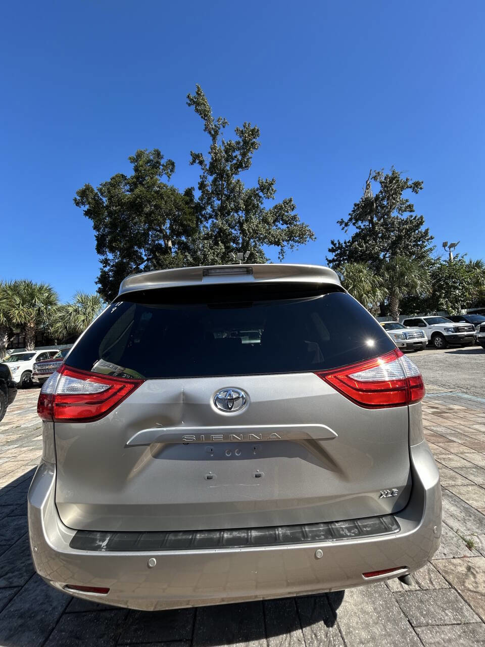 Used 2015 Toyota Sienna XLE w/ XLE Navigation Package FWD image 4