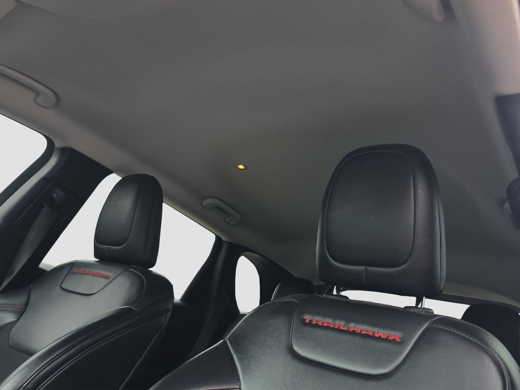 Used 2019 Jeep Cherokee Trailhawk AWD/4WD image 8