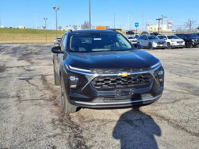 Used 2025 Chevrolet Trax LT w/ LT Convenience Package image 3