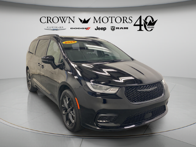 Used 2025 Chrysler Pacifica Limited AWD/4WD image 9