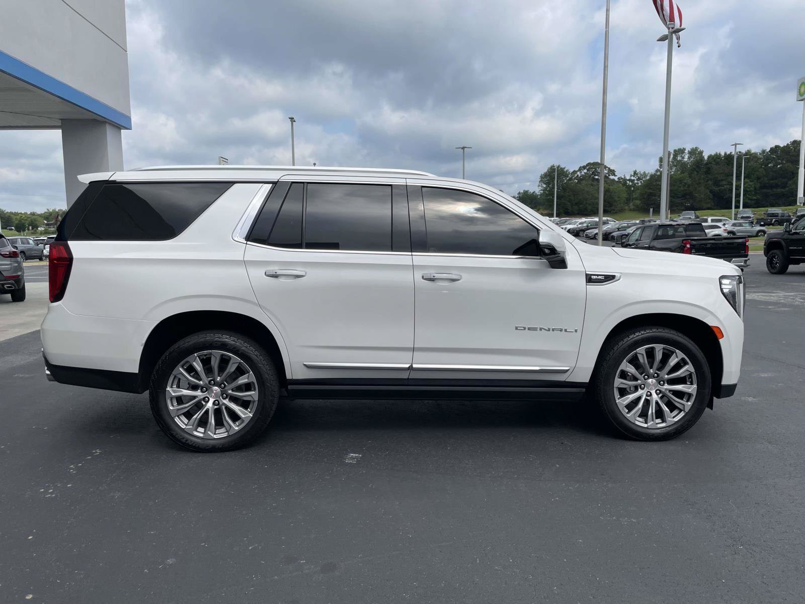 Used 2021 GMC Yukon Denali w/ Denali Premium Package RWD image 2