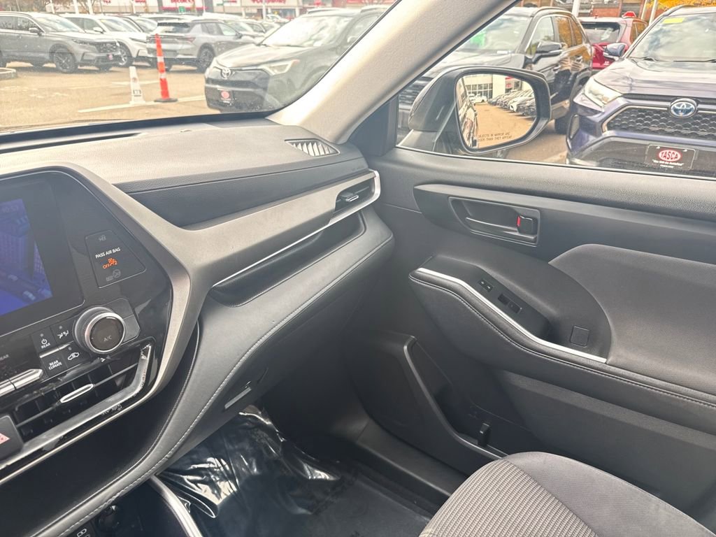 Used 2024 Toyota Highlander LE image 28