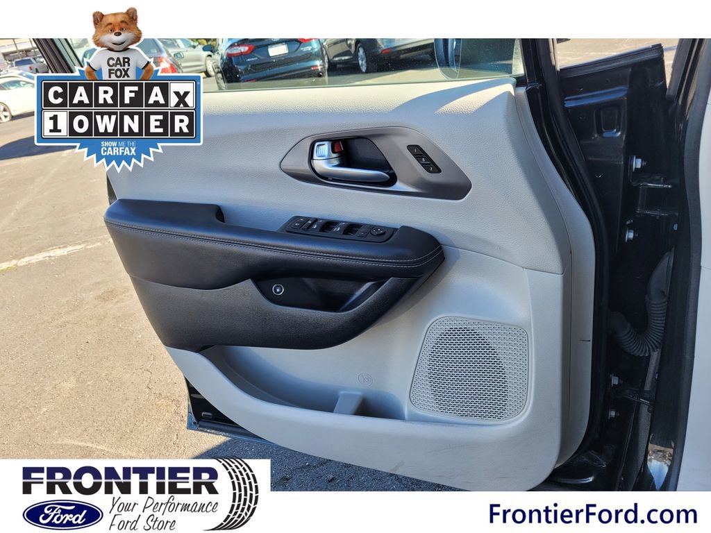 Used 2023 Chrysler Pacifica Touring-L image 14