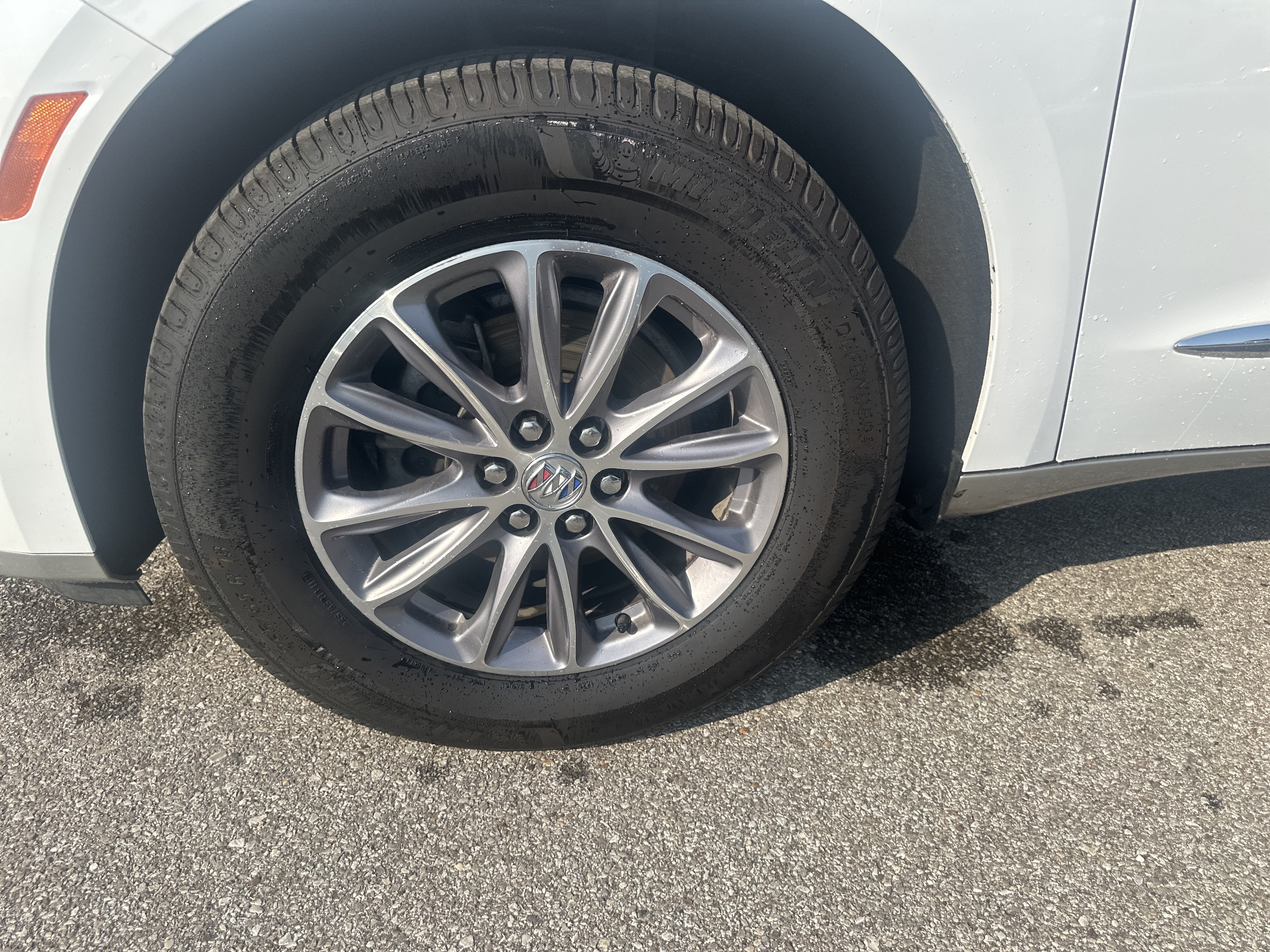 Used 2024 Buick Enclave Essence AWD/4WD image 7