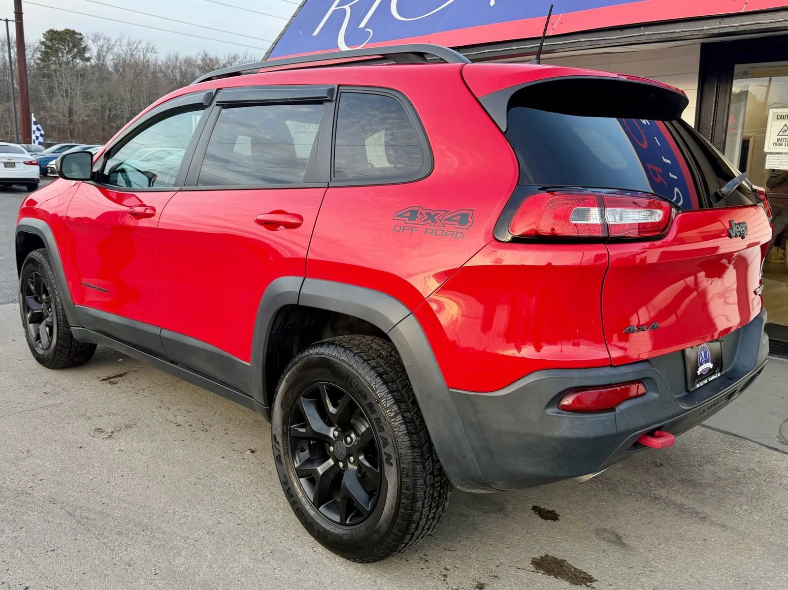 Used 2017 Jeep Cherokee Trailhawk image 5