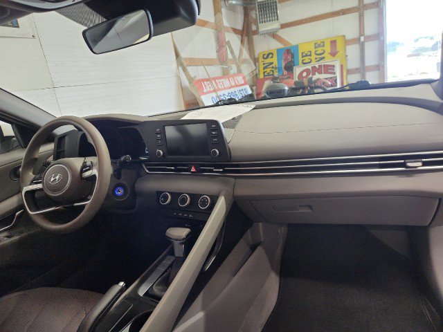 Used 2022 Hyundai Elantra SE image 10