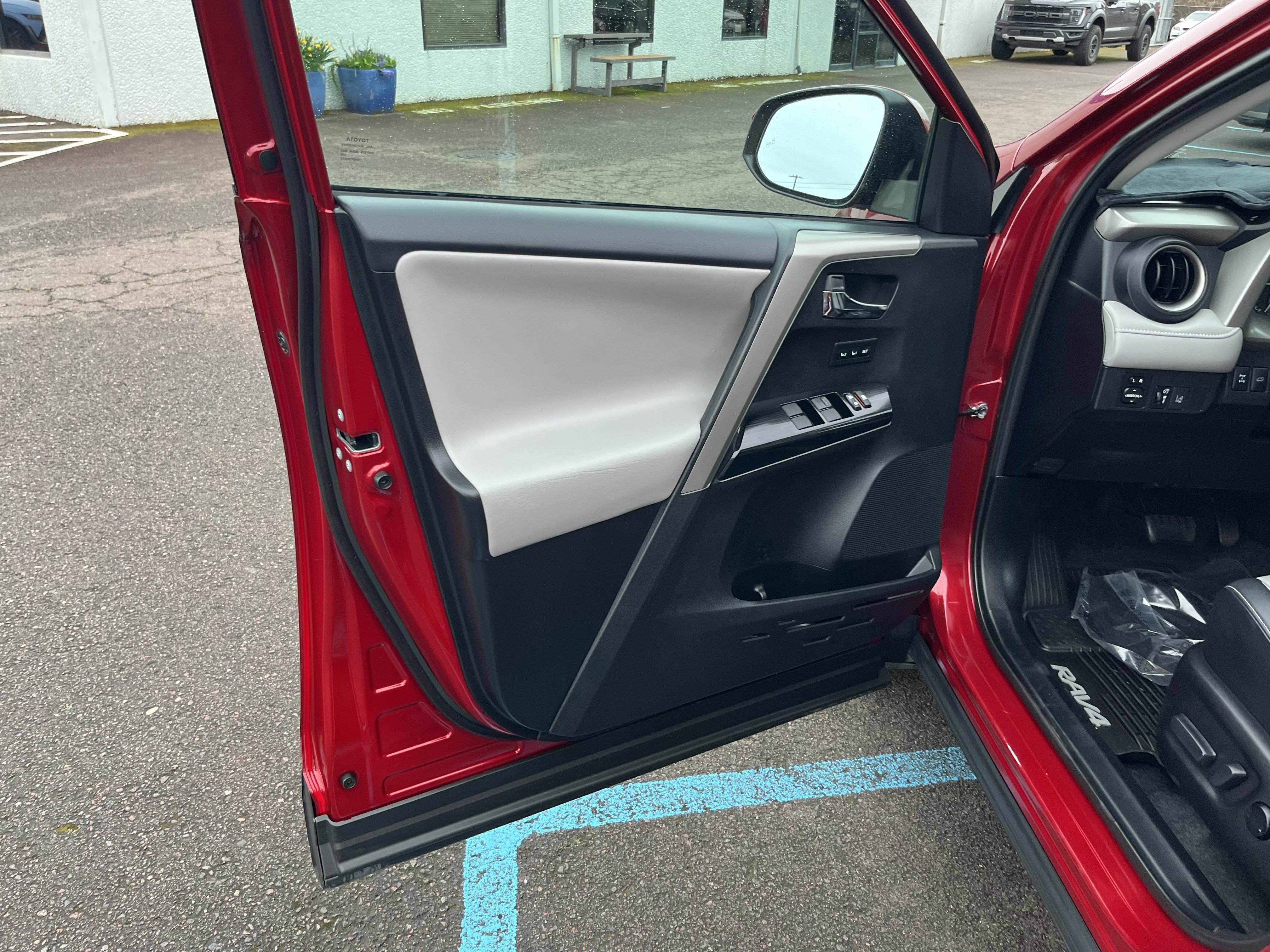 Used 2018 Toyota RAV4 Limited w/ Advanced Technology Package image 16