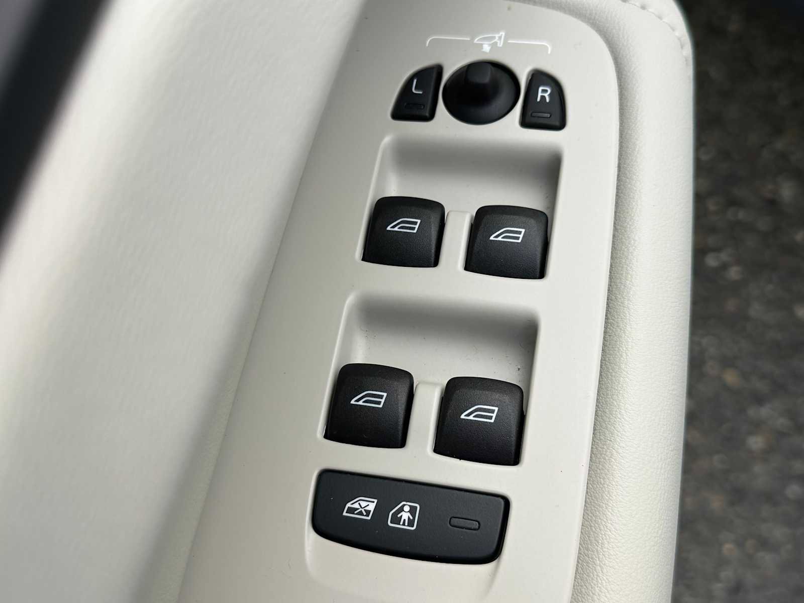 Used 2025 Volvo XC60 B5 Plus w/ Protection Package Premier image 21