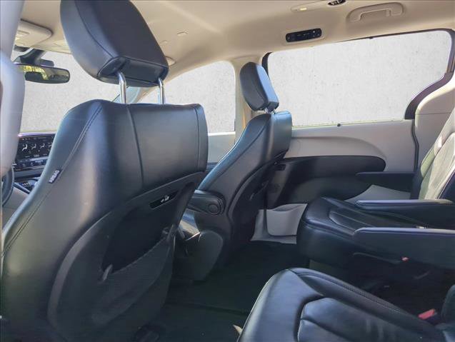 Used 2022 Chrysler Pacifica Touring-L image 15