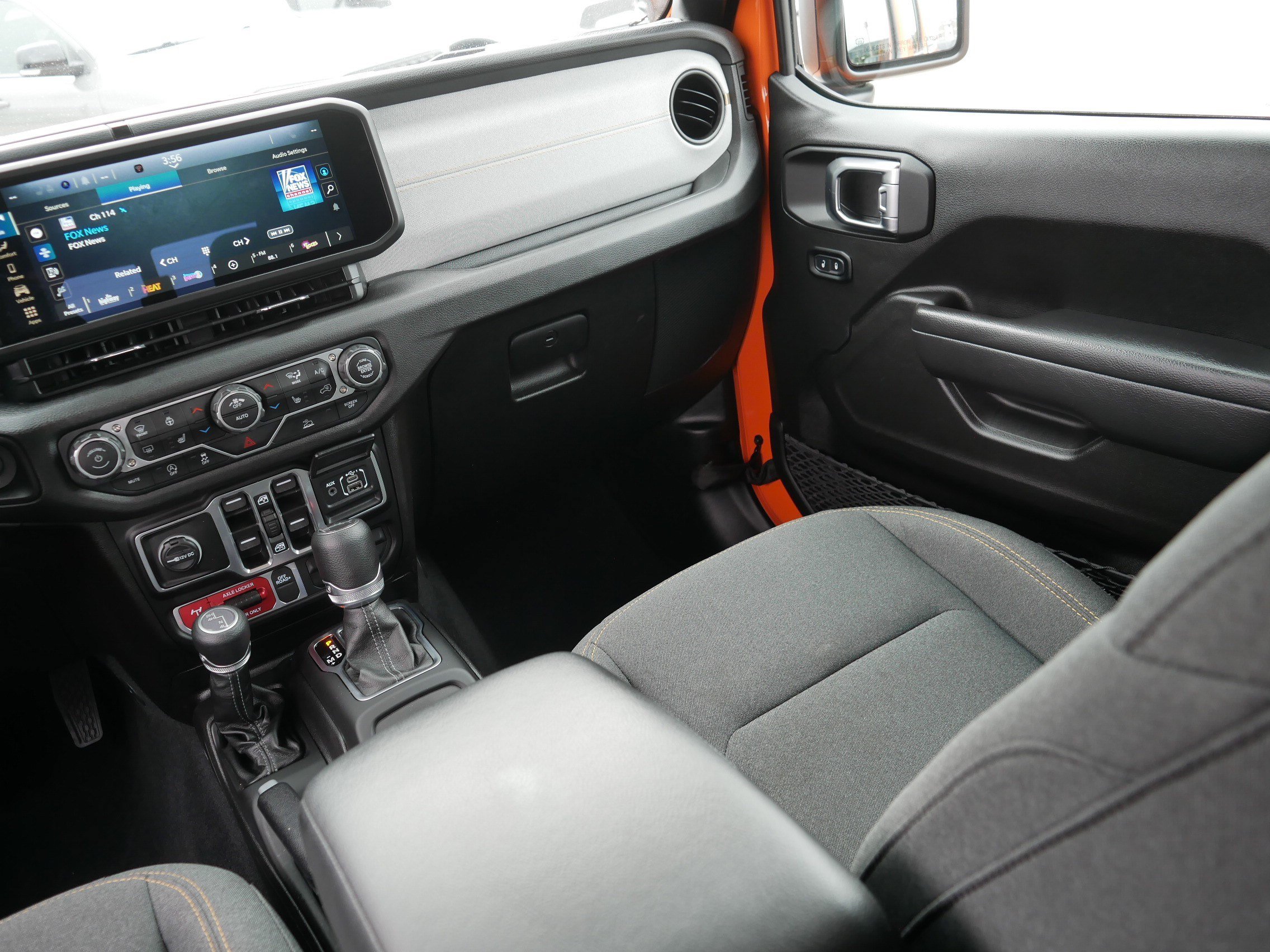 Used 2025 Jeep Gladiator Mojave AWD/4WD image 11