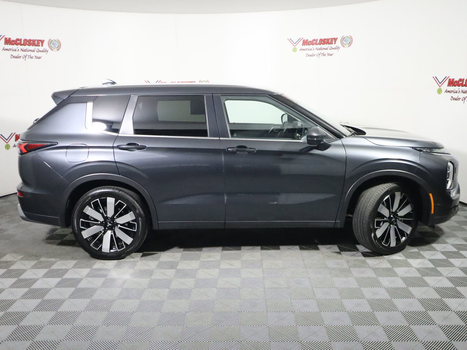 Used 2025 Mitsubishi Outlander AWD image 3