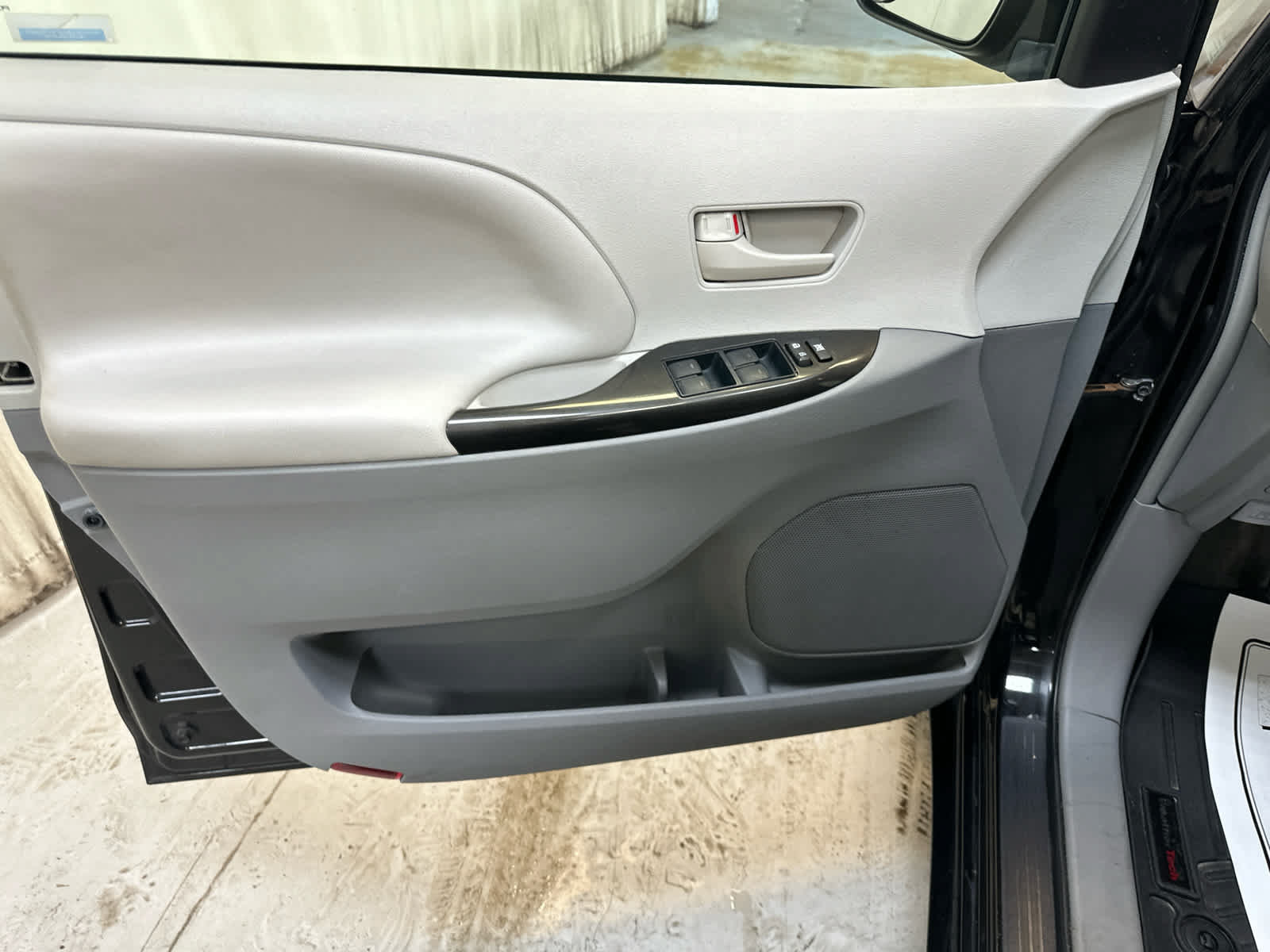 Used 2014 Toyota Sienna L FWD image 23
