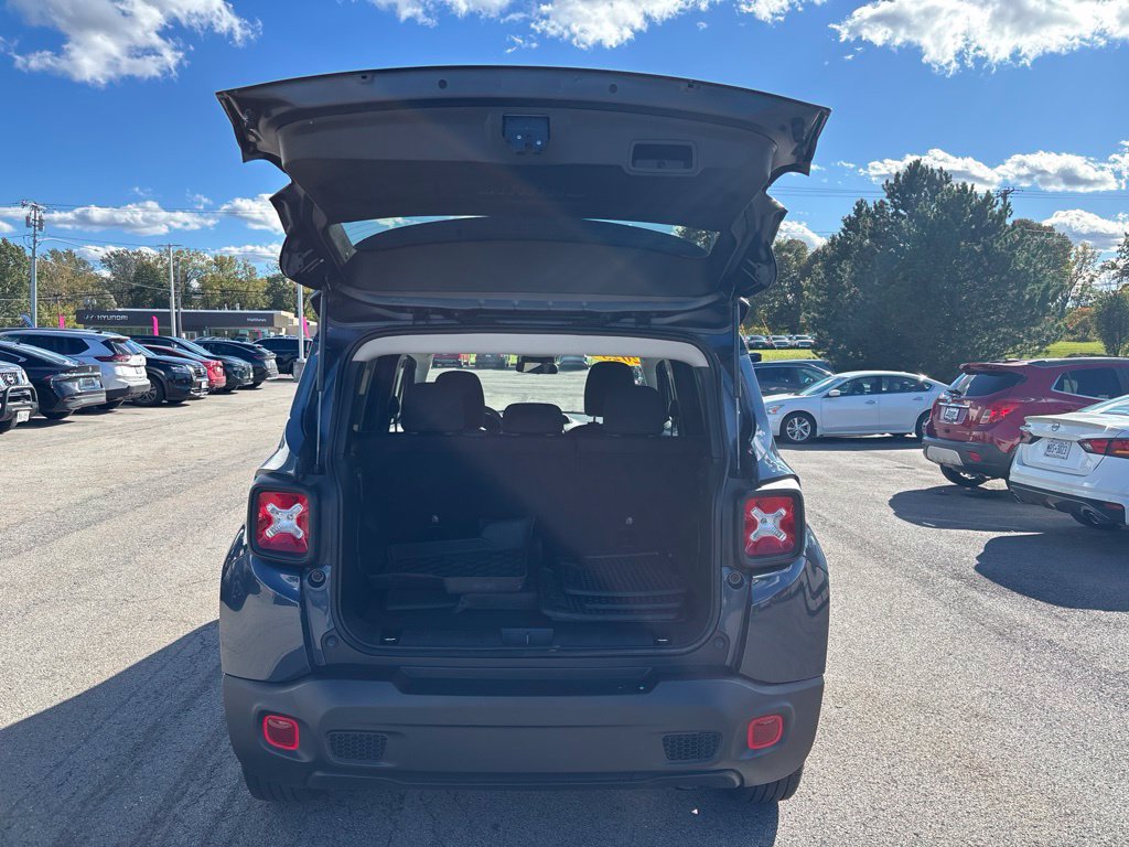 Used 2023 Jeep Renegade Latitude AWD/4WD image 7