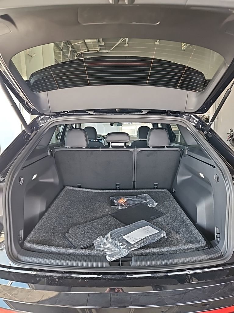 New 2026 Volkswagen Atlas Cross Sport SE FWD image 19