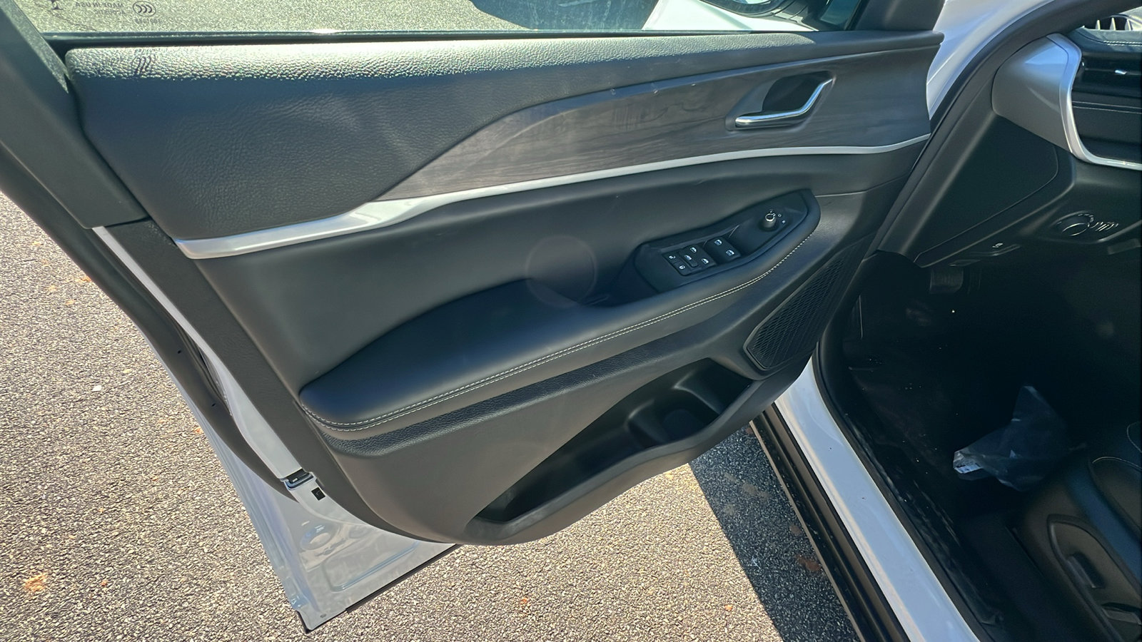 New 2026 Jeep Grand Cherokee Altitude image 14