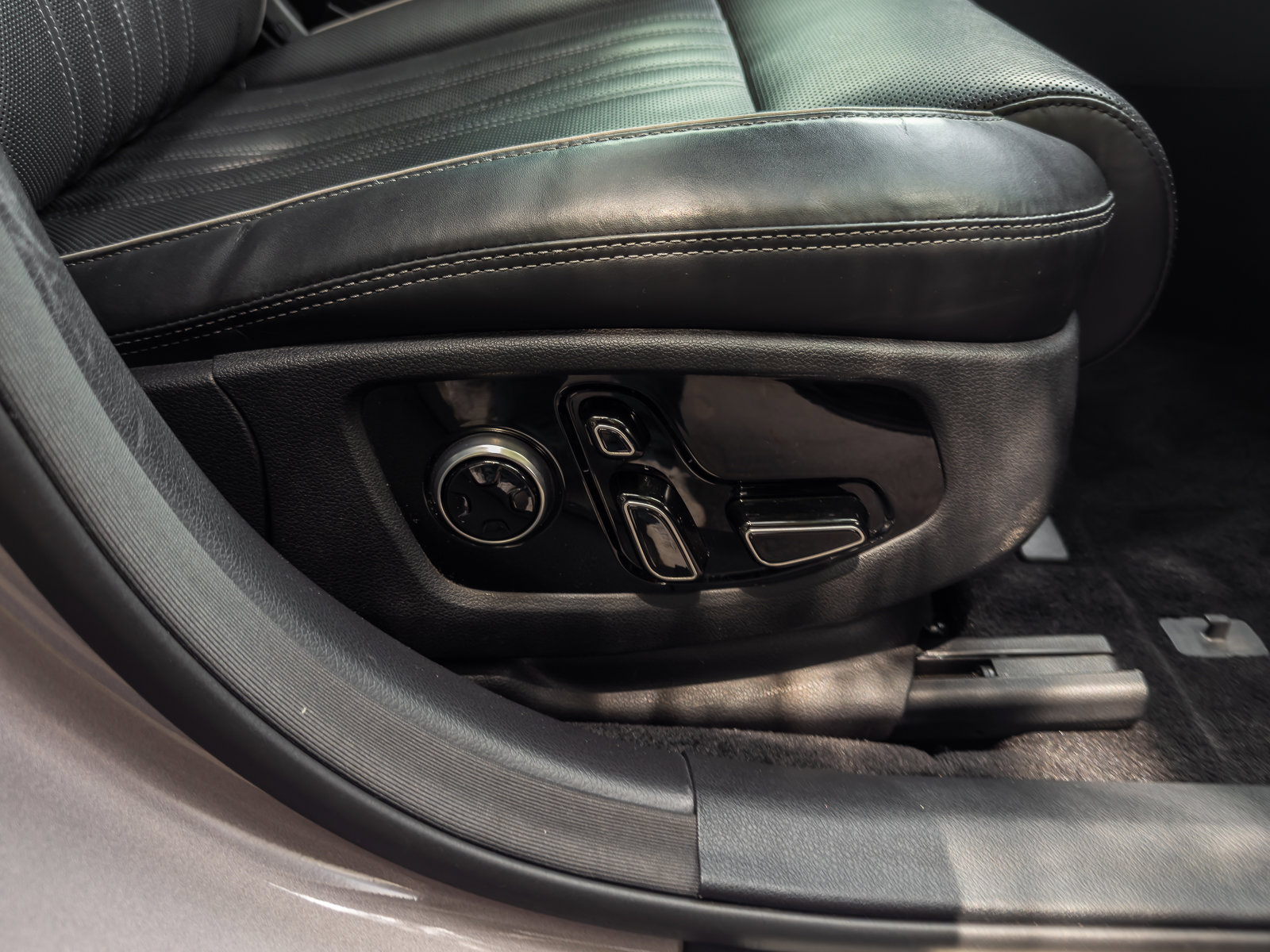 Used 2018 Genesis G90 5.0 Ultimate RWD image 64