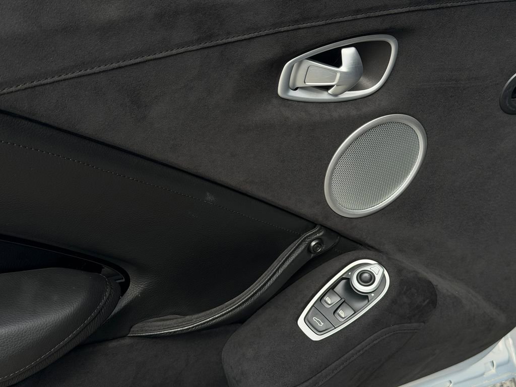 Used 2020 Aston Martin V8 Vantage Coupe image 25