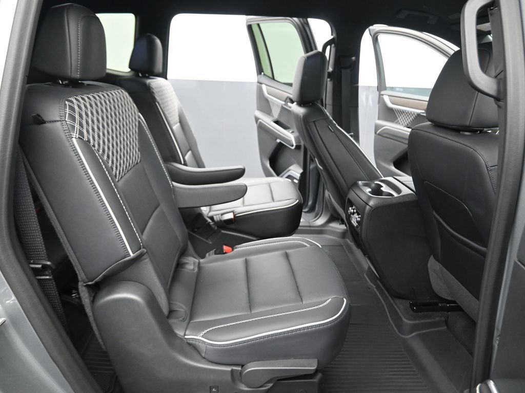 Used 2024 GMC Acadia Denali image 13