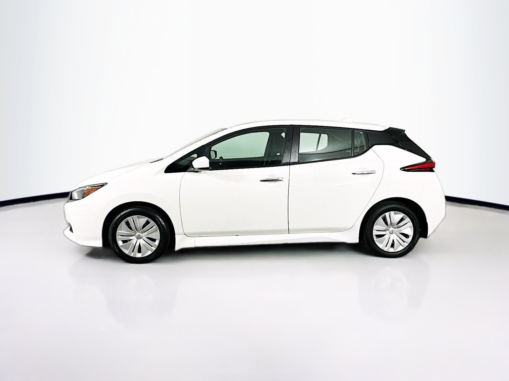 Used 2025 Nissan Leaf S FWD image 4