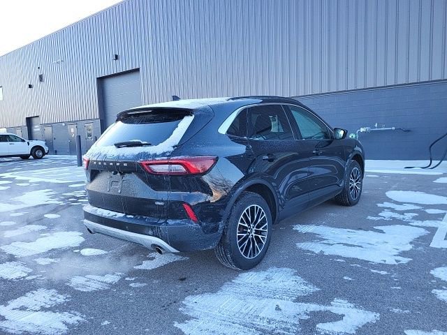 Used 2024 Ford Escape SE image 3