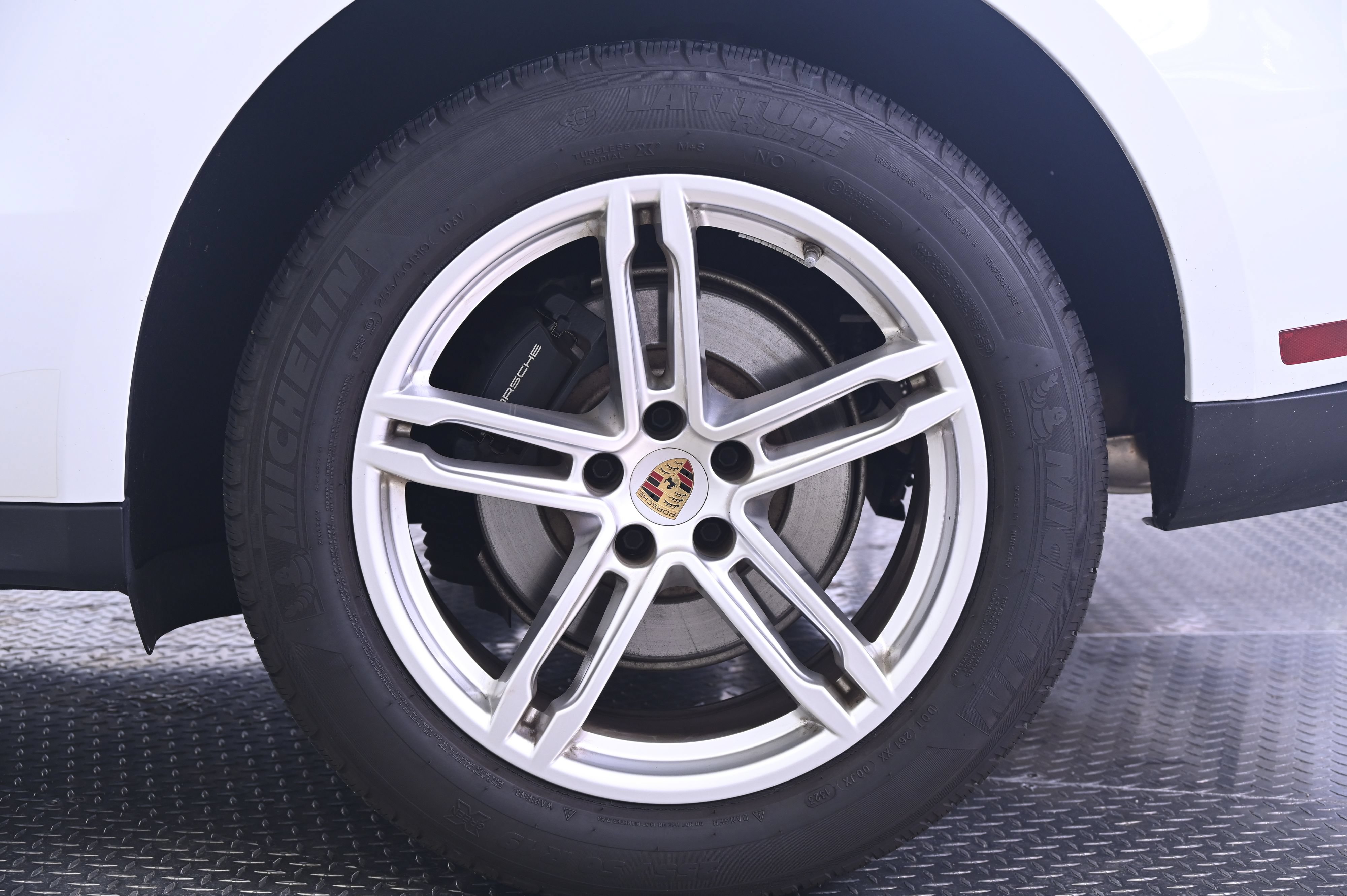 Certified 2023 Porsche Macan AWD/4WD image 12