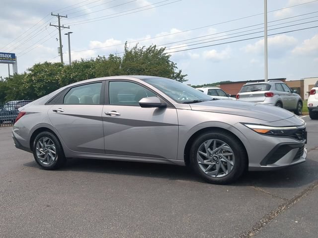 Used 2024 Hyundai Elantra SEL FWD image 2