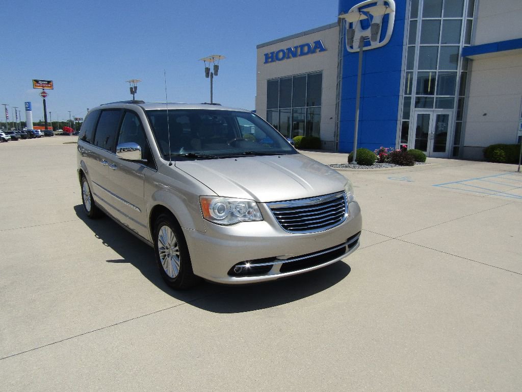 Used 2014 Chrysler Town & Country Limited w/ Luxury Group image 1