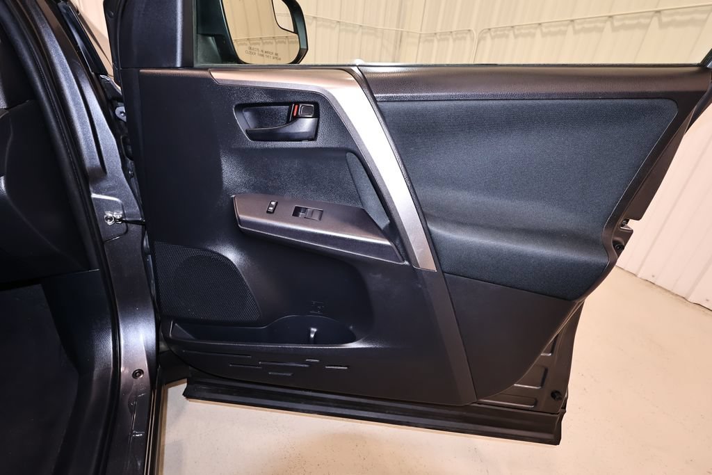 Used 2018 Toyota RAV4 LE w/ Carpet Mat Package AWD/4WD image 18