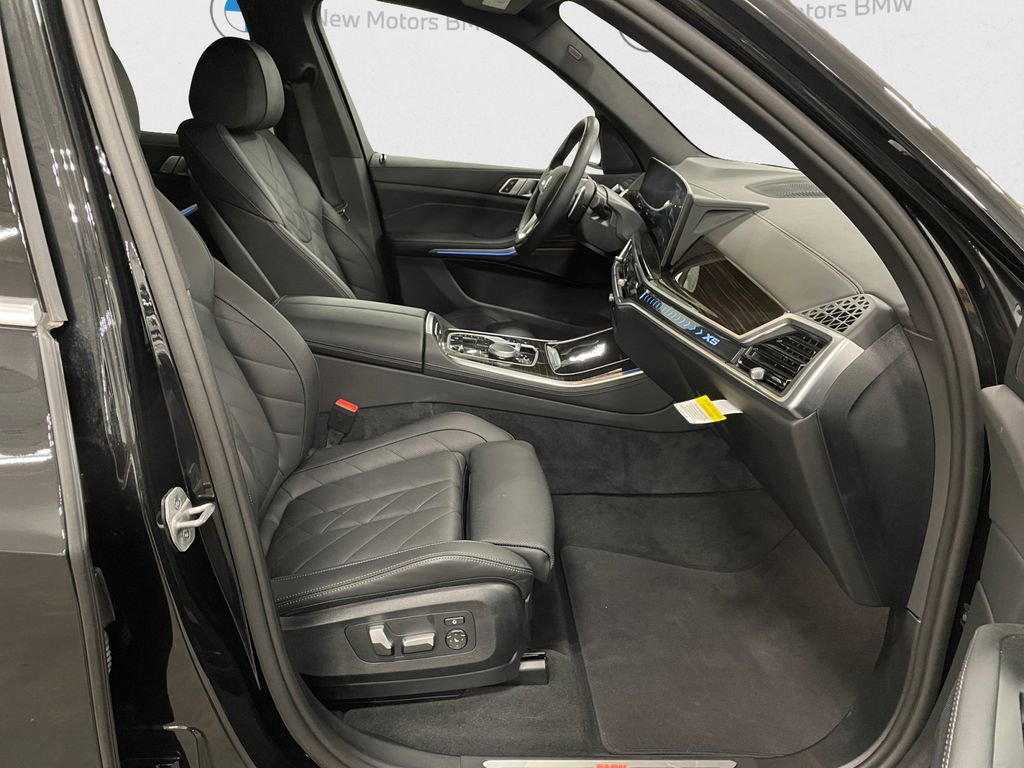 Used 2025 BMW X5 xDrive50e w/ Parking Assistance Package image 15