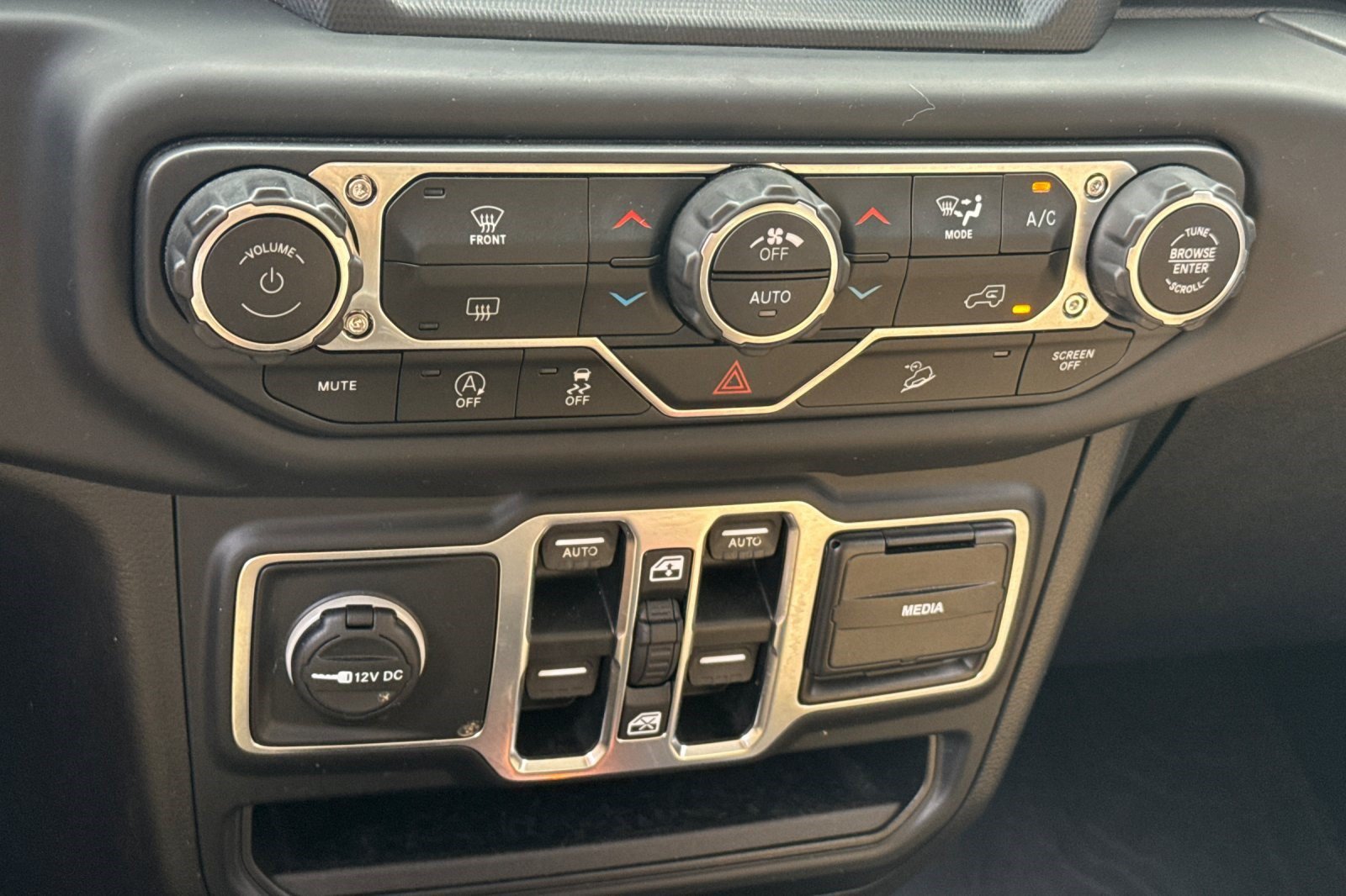 Used 2018 Jeep Wrangler Unlimited Sahara AWD/4WD image 19