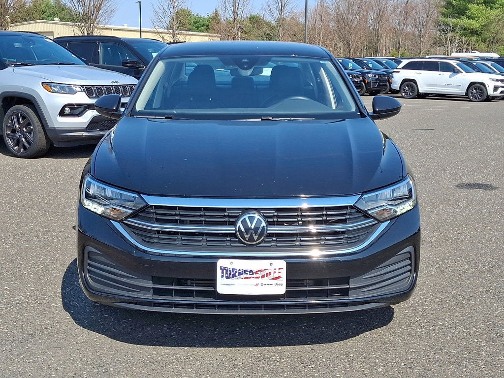 Used 2024 Volkswagen Jetta SE image 8
