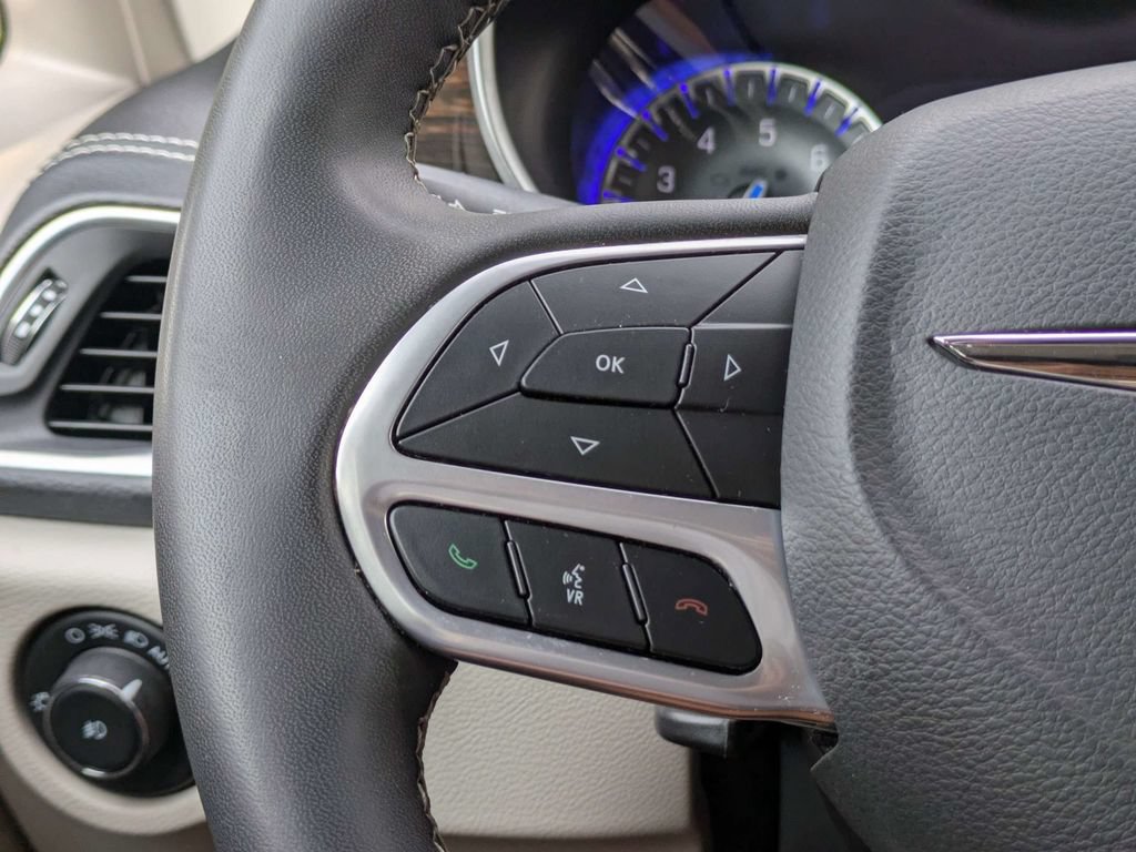 Used 2023 Chrysler Pacifica Limited FWD image 28