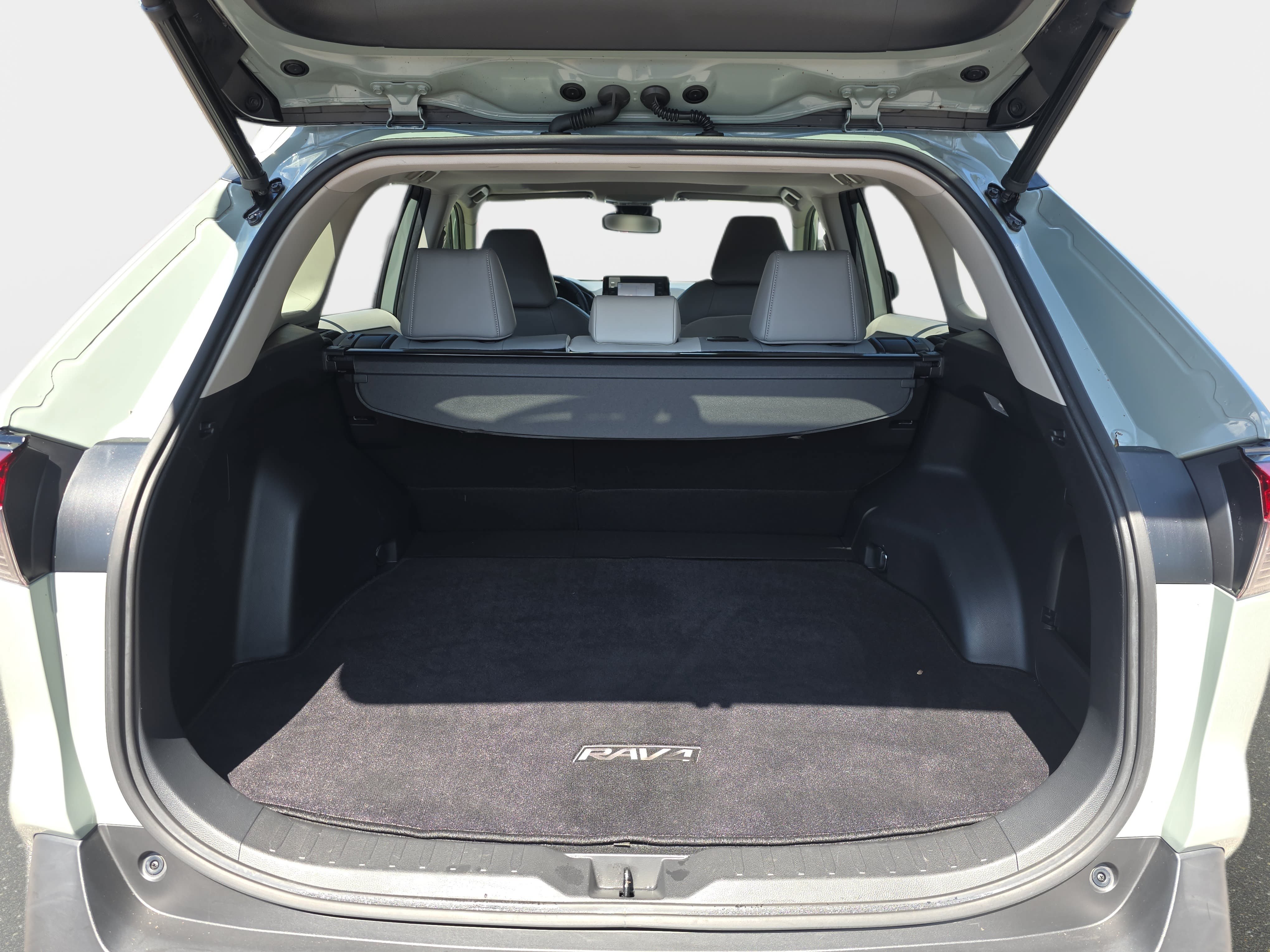 Used 2019 Toyota RAV4 XLE Premium FWD image 10