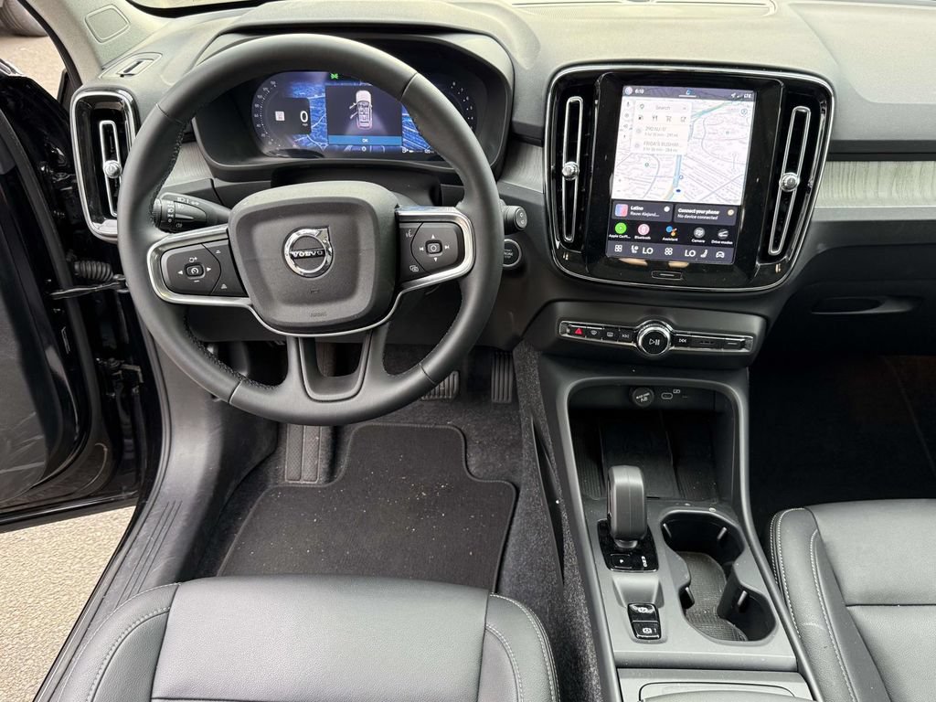 Used 2025 Volvo XC40 B5 Core w/ Protection Package Premier AWD/4WD image 2