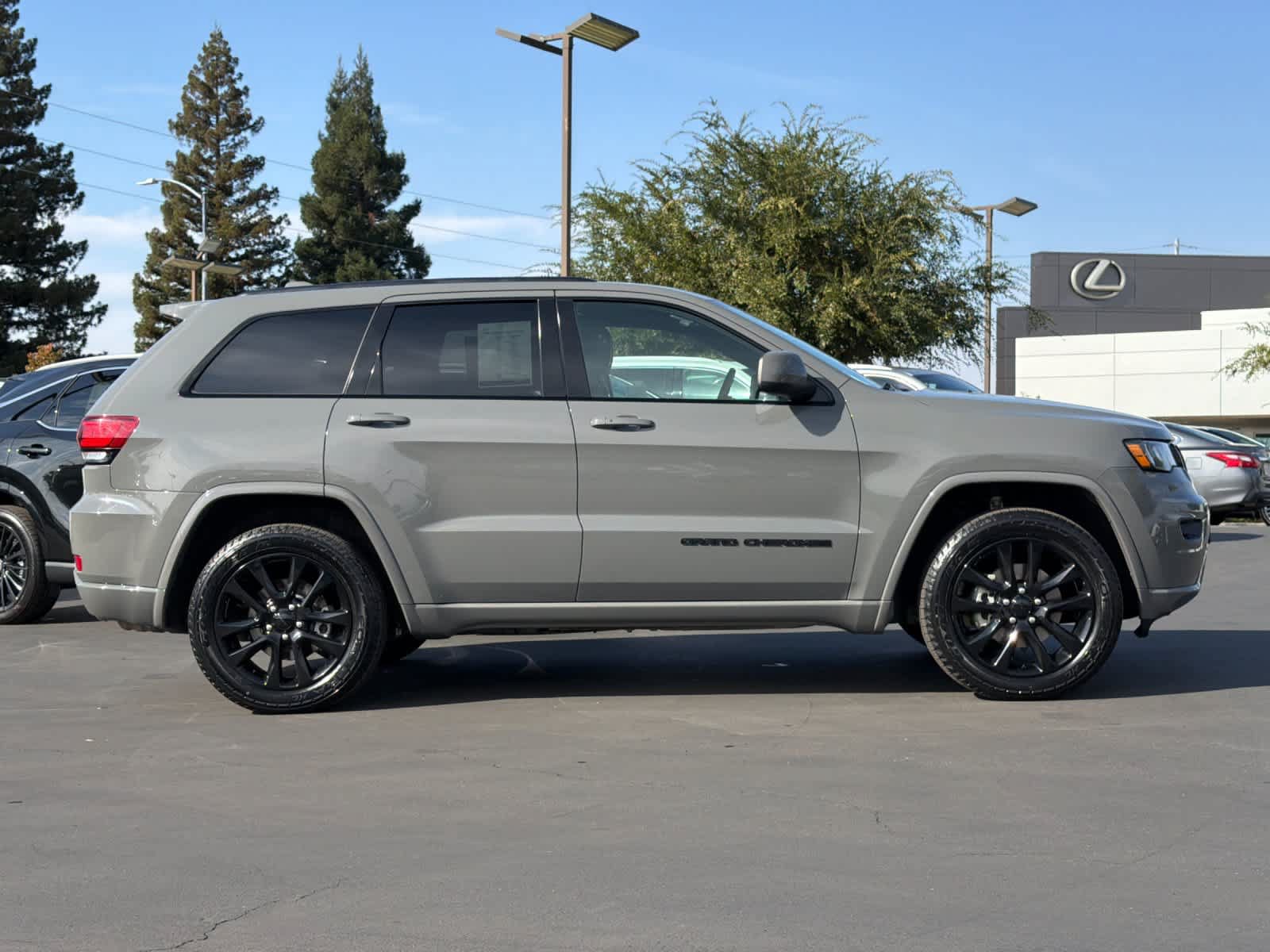 Used 2020 Jeep Grand Cherokee Altitude AWD/4WD image 6