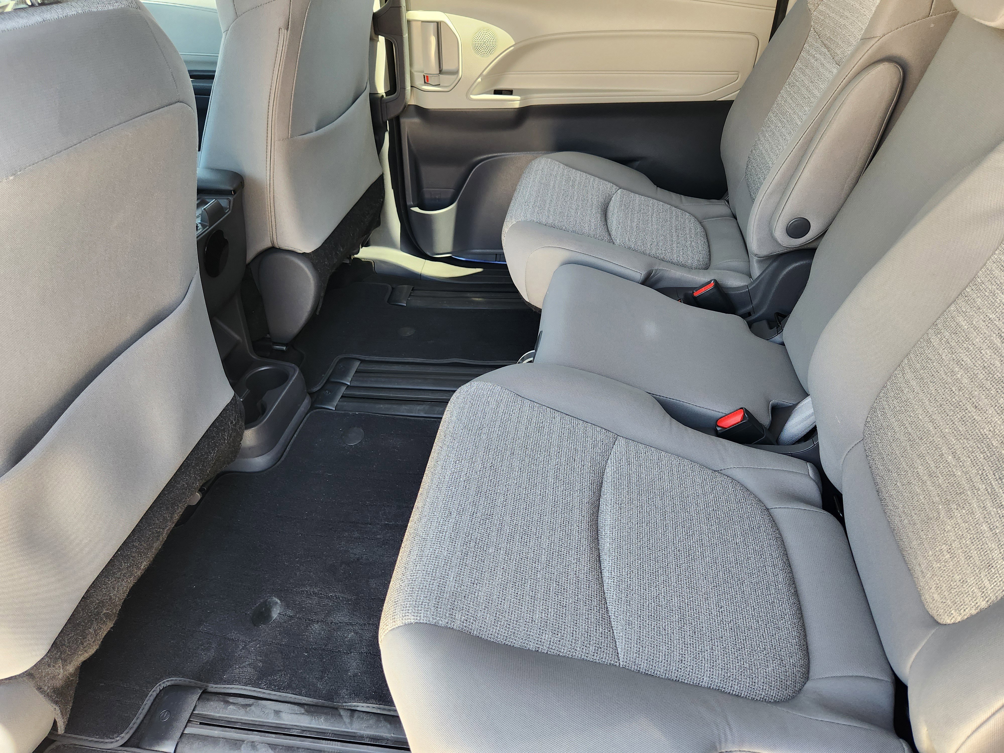 Used 2021 Toyota Sienna LE image 29