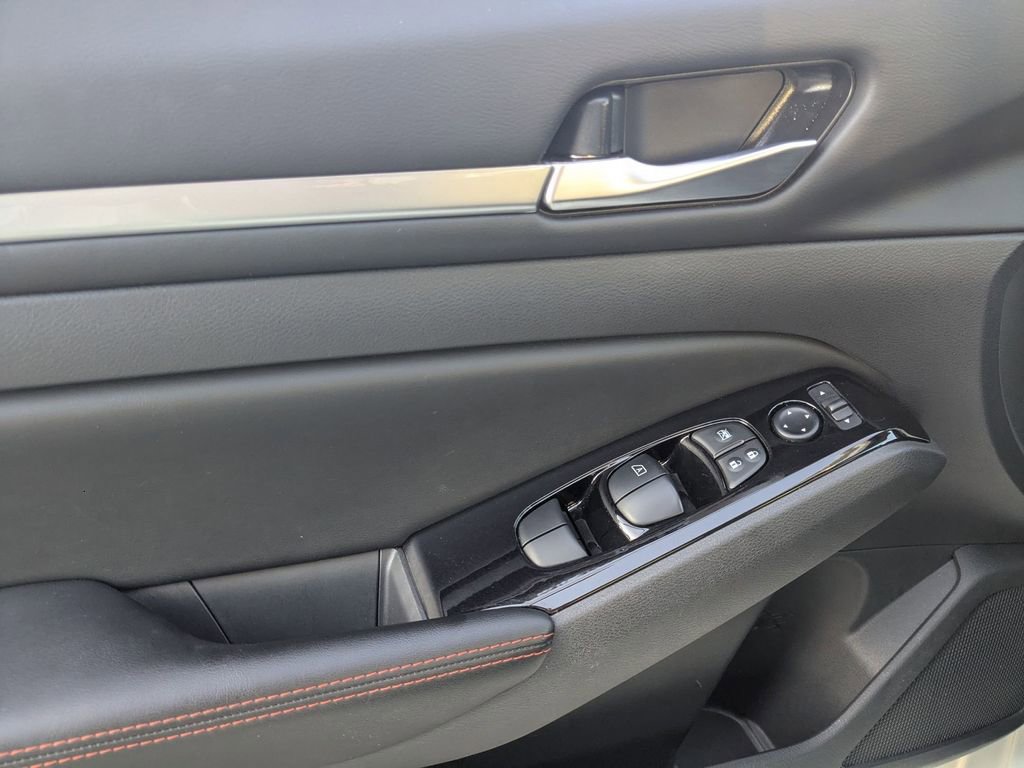 Used 2025 Nissan Altima 2.5 SR image 14