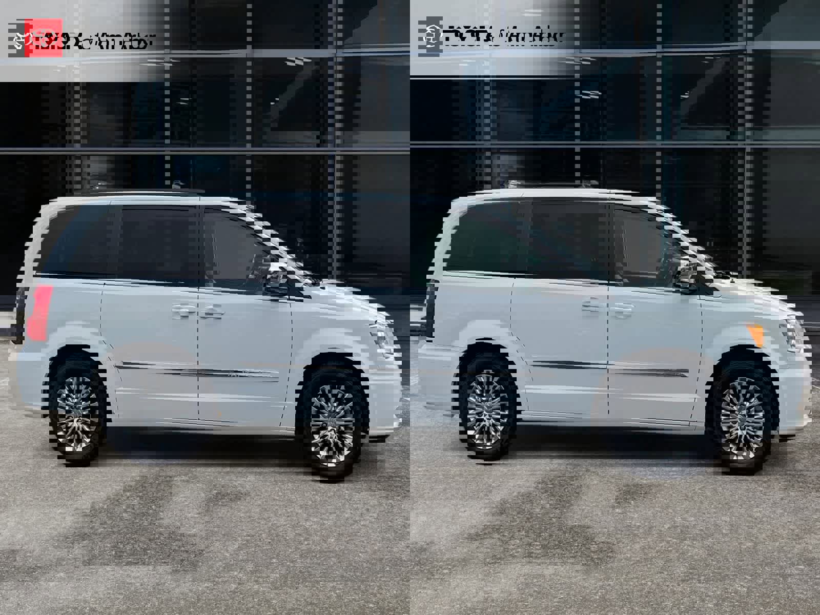 Used 2015 Chrysler Town & Country Touring-L image 11