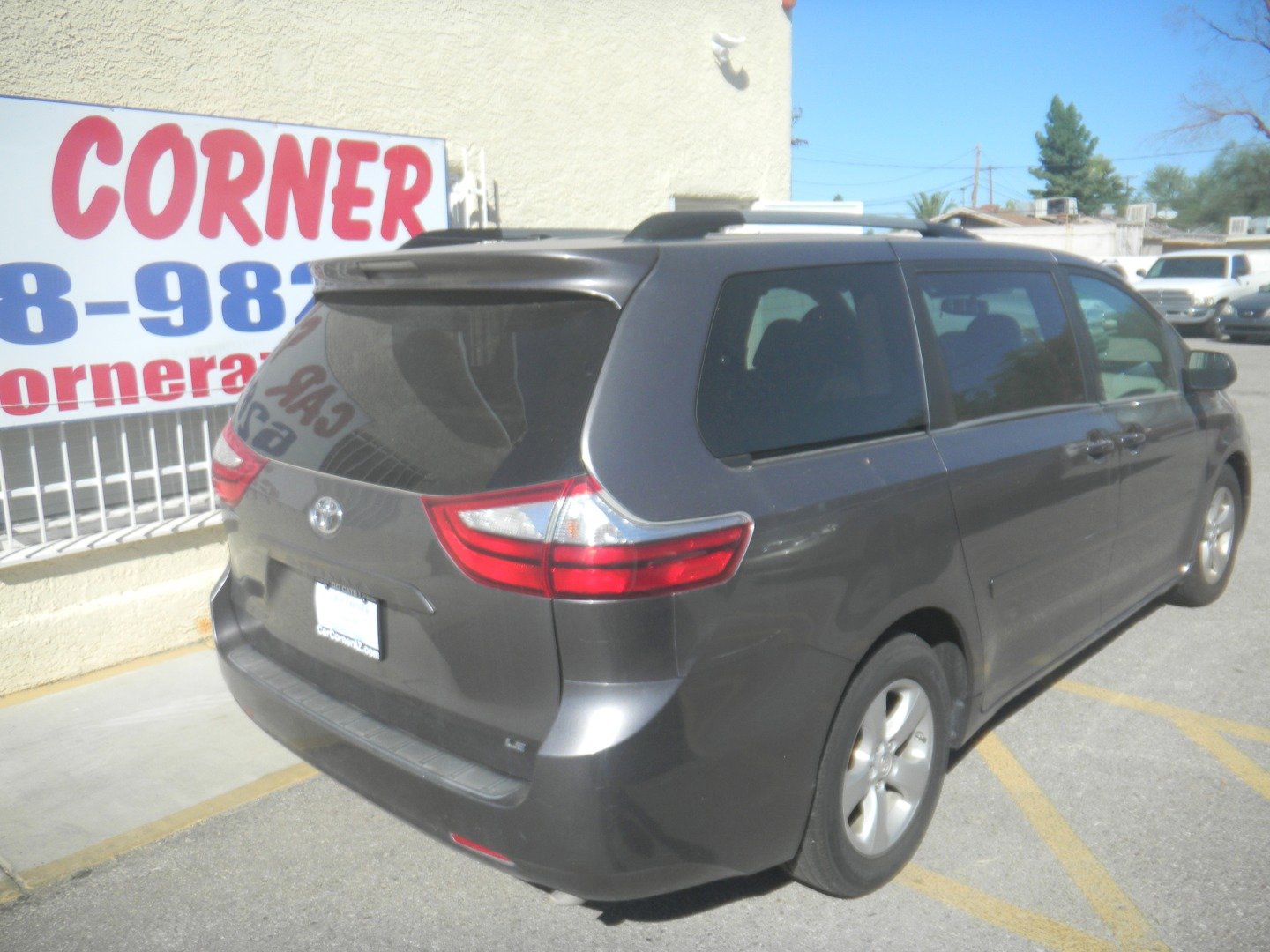 Used 2015 Toyota Sienna LE image 3