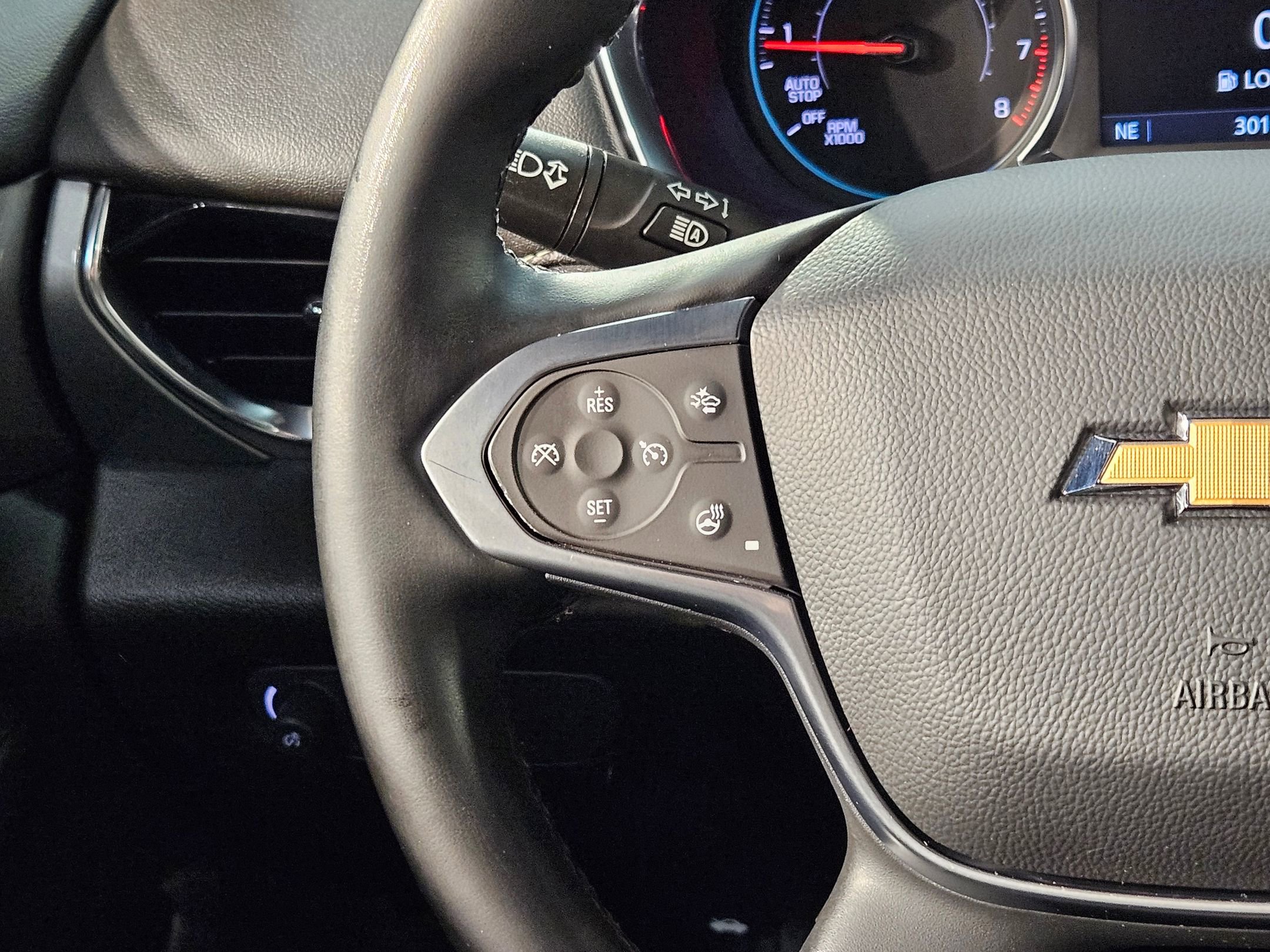 Used 2023 Chevrolet Traverse LT w/ Rear Camera Mirror Package FWD image 28