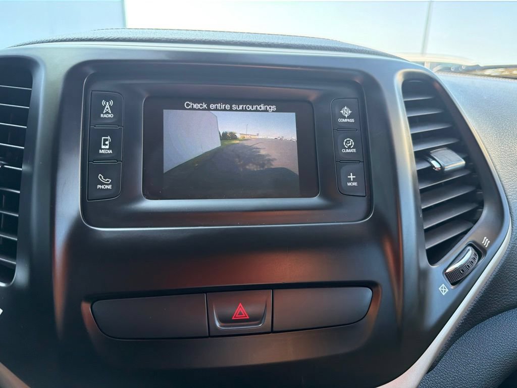Used 2016 Jeep Cherokee Sport w/ Cold Weather Group FWD image 17