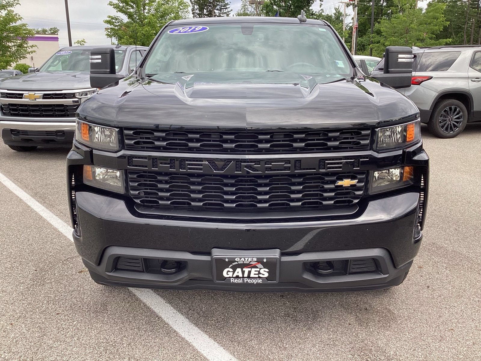 Used 2019 Chevrolet Silverado 1500 Custom w/ Custom Max Trailering Package AWD/4WD image 2