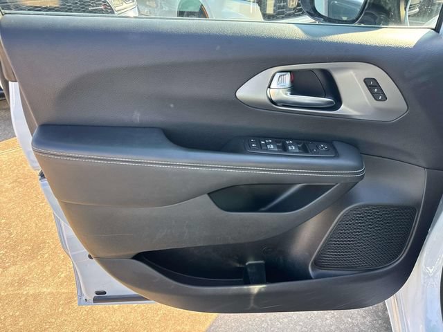 Used 2025 Chrysler Pacifica Select FWD image 24