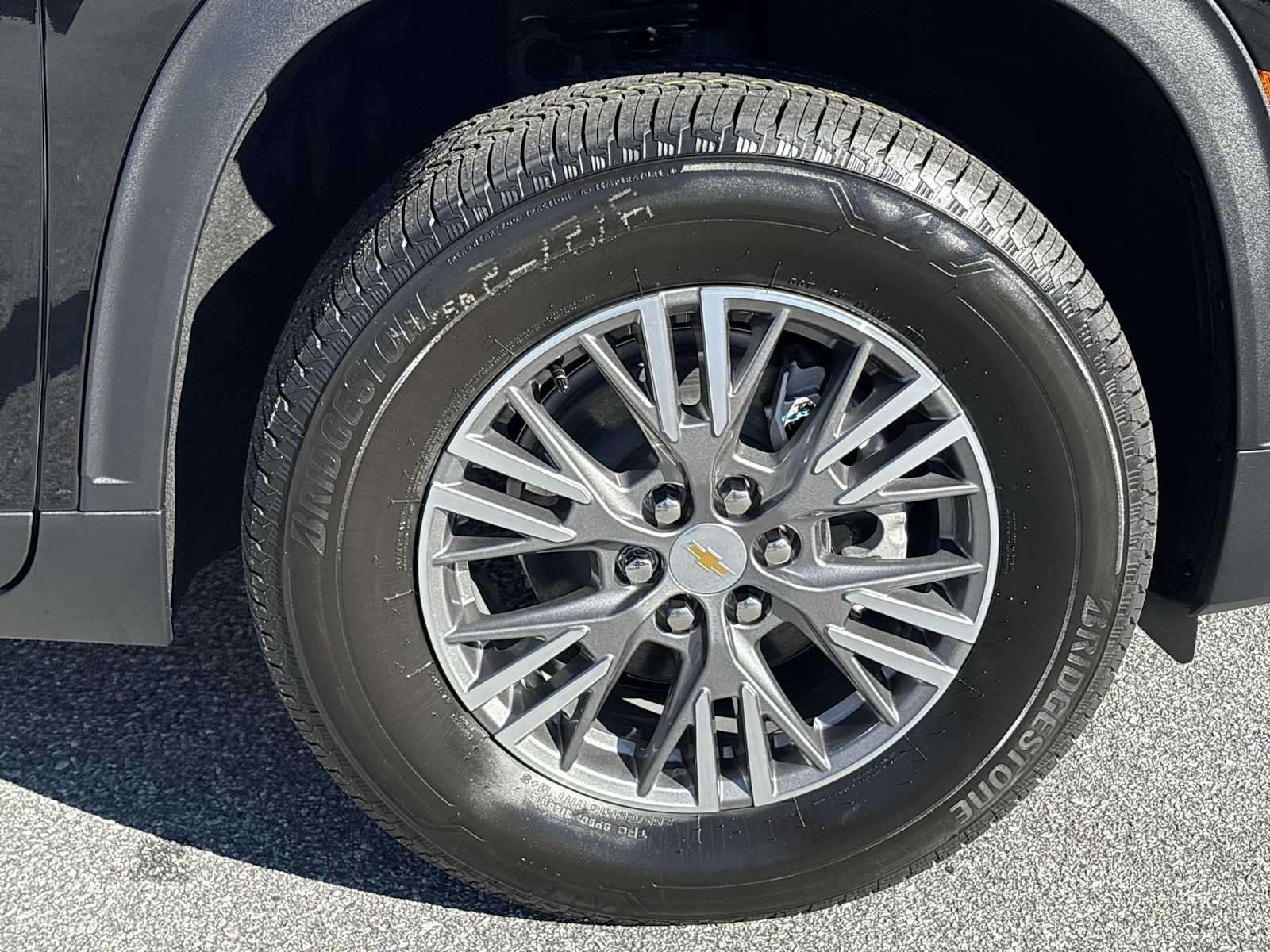 New 2027 Chevrolet Traverse LT w/ Driver Confidence Package FWD image 32